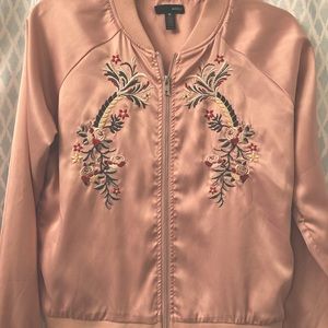 Satin bomber jacket w/flower embroidery detail. Light pink.